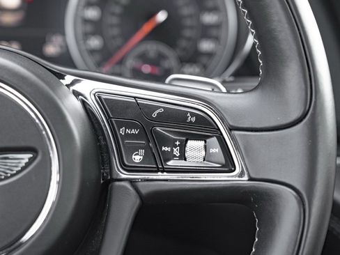 Used 2018 Bentley Bentayga image 24
