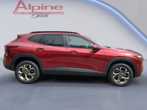 Certified 2025 Chevrolet Trax LT w/ LT Convenience Package FWD image 6