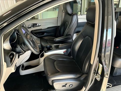 Used 2023 Chrysler Pacifica Touring-L image 10