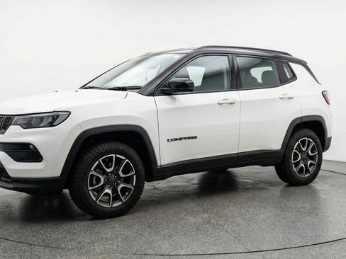 Used 2025 Jeep Compass Trailhawk AWD/4WD image 3