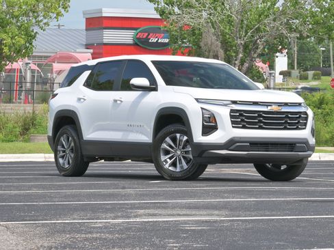 Used 2026 Chevrolet Equinox LT FWD image 2
