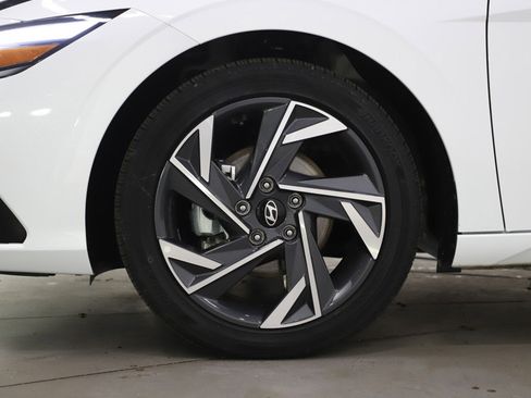 Used 2025 Hyundai Elantra SEL image 28