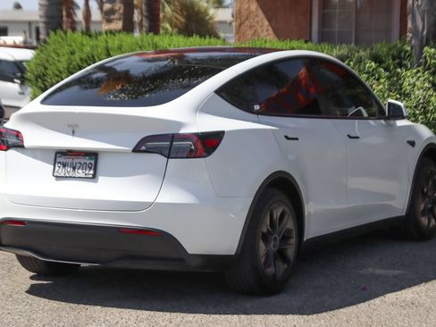 Used 2024 Tesla Model Y Long Range RWD image 10