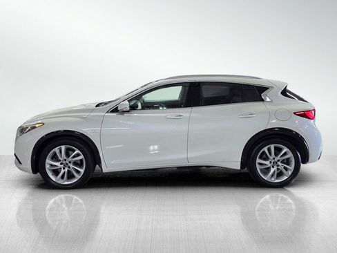 Used 2017 INFINITI QX30 Premium w/ Navigation Package FWD image 4
