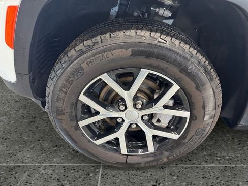 Used 2024 Jeep Grand Cherokee Limited image 24