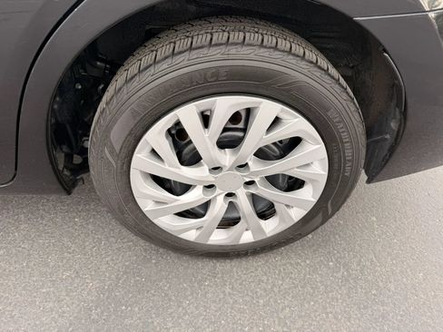 Used 2018 Toyota Corolla LE FWD image 18