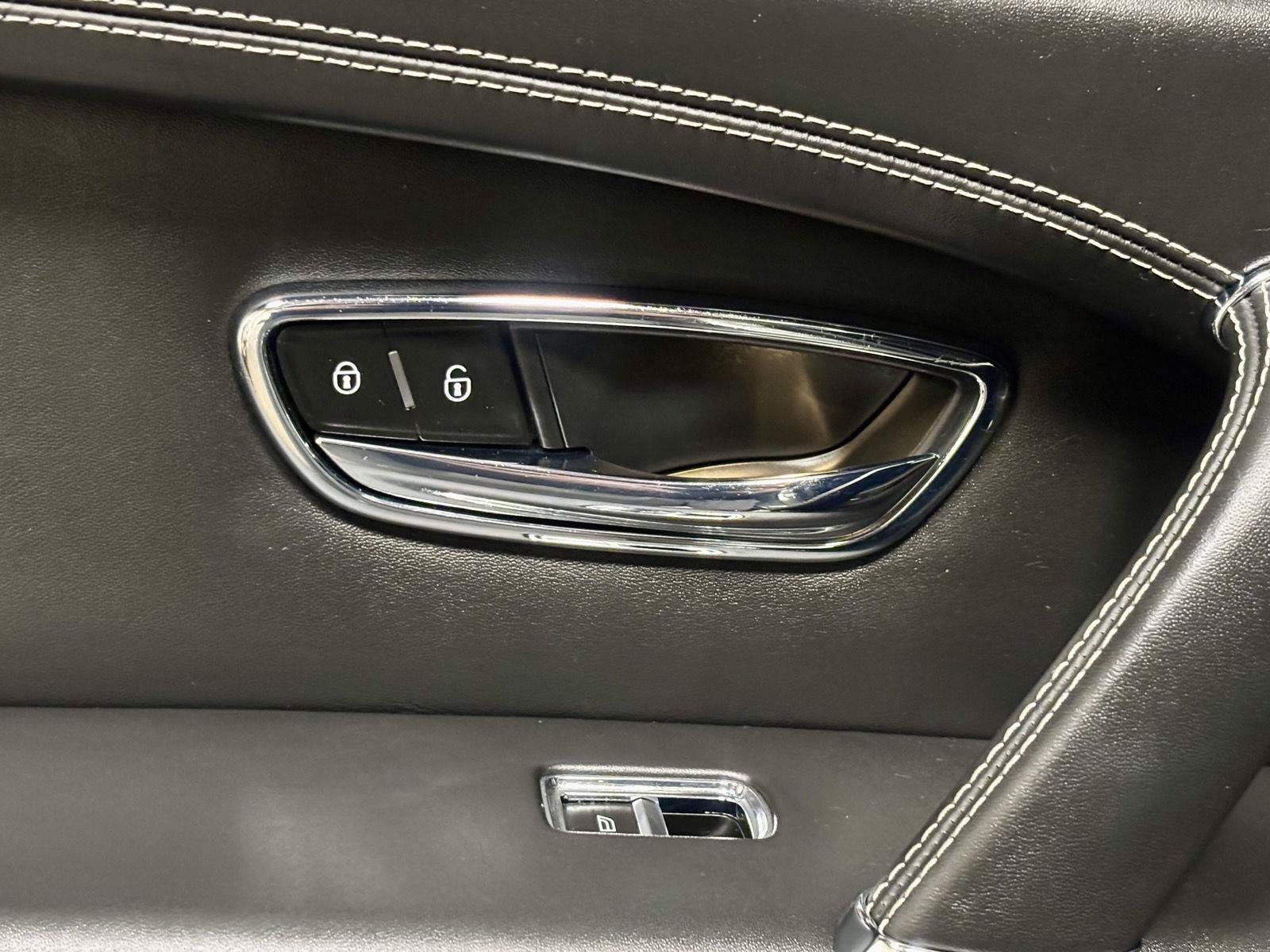 Used 2018 Bentley Bentayga AWD/4WD image 22