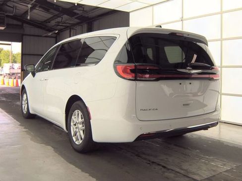 Used 2024 Chrysler Pacifica Touring-L image 4