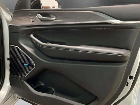 Used 2023 Jeep Grand Cherokee Overland w/ Luxury Tech Group IV image 82