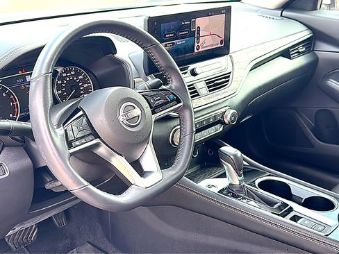 Used 2024 Nissan Altima 2.5 SV w/ SV Premium Package FWD image 5