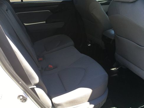 Used 2020 Toyota Highlander LE AWD/4WD image 8