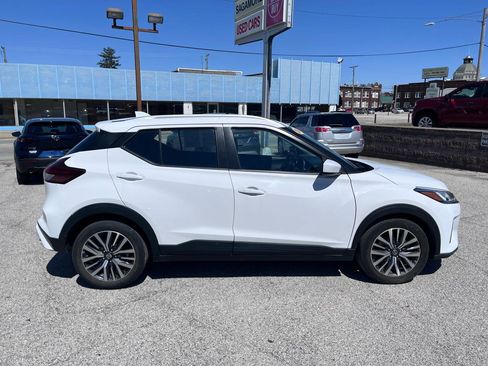 Used 2021 Nissan Kicks SV image 2