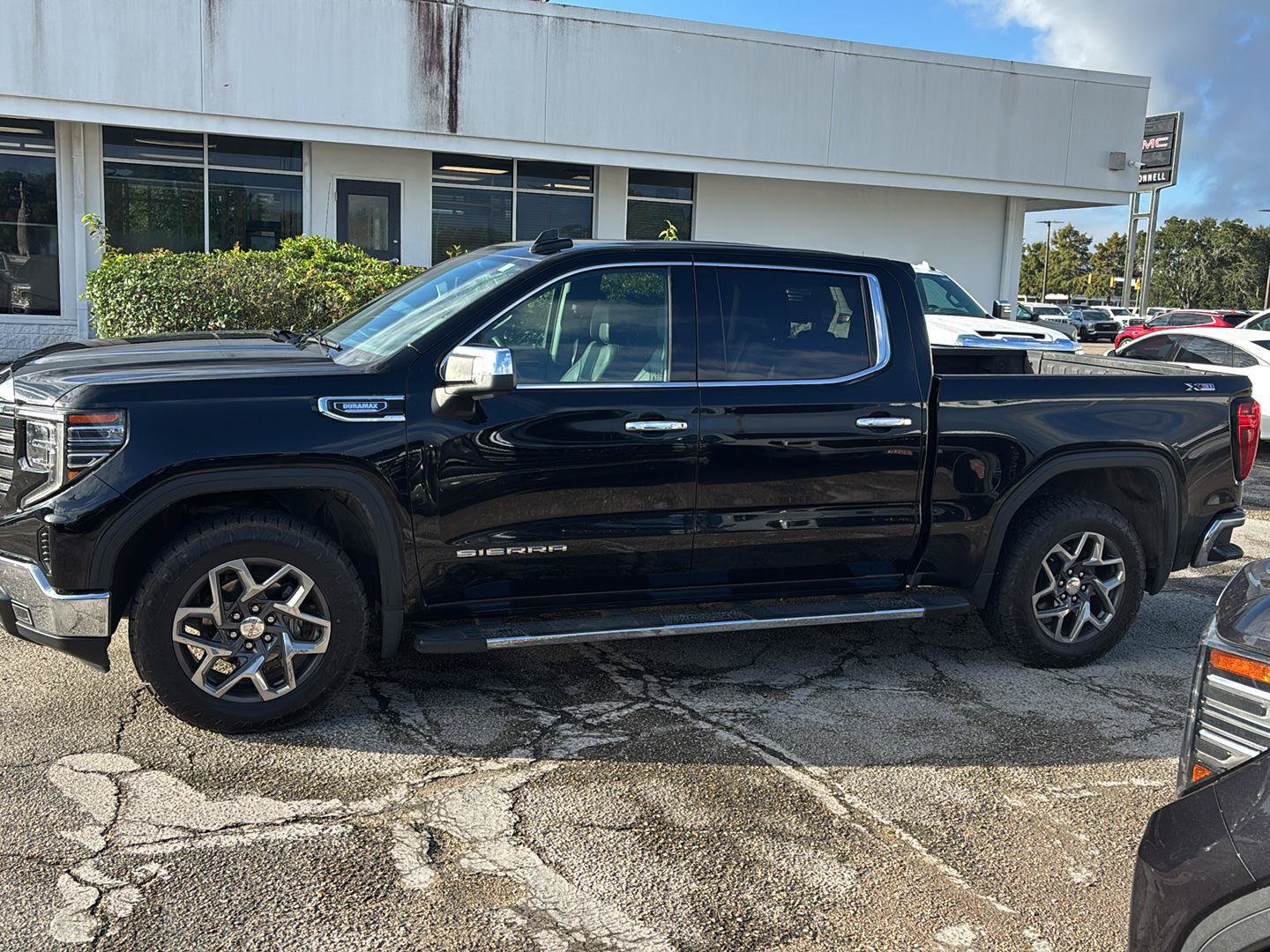 Used 2023 GMC Sierra 1500 SLT w/ SLT Premium Package AWD/4WD image 4