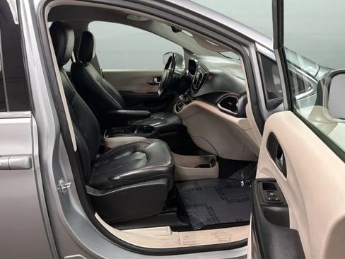 Used 2020 Chrysler Pacifica Touring-L FWD image 22