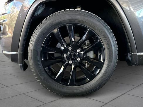 Used 2018 Jeep Grand Cherokee Altitude image 10