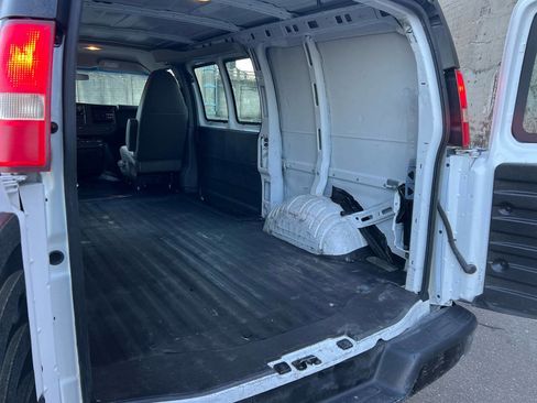 Used 2011 GMC Savana 1500 image 21