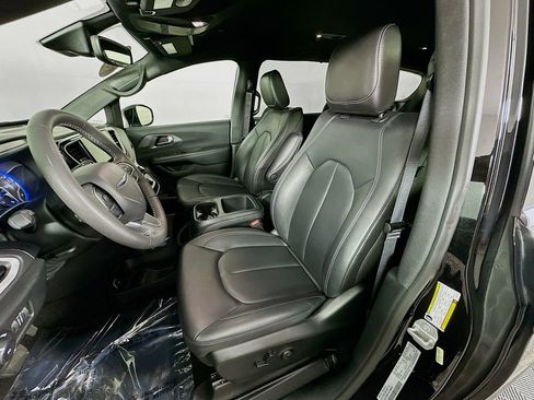 Certified 2025 Chrysler Pacifica Select image 31