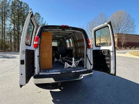 Used 2017 GMC Savana 2500 RWD image 17