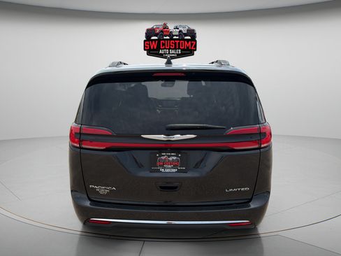 Used 2023 Chrysler Pacifica Limited FWD image 6