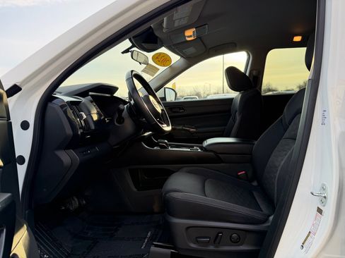 Used 2024 Nissan Pathfinder SV image 14