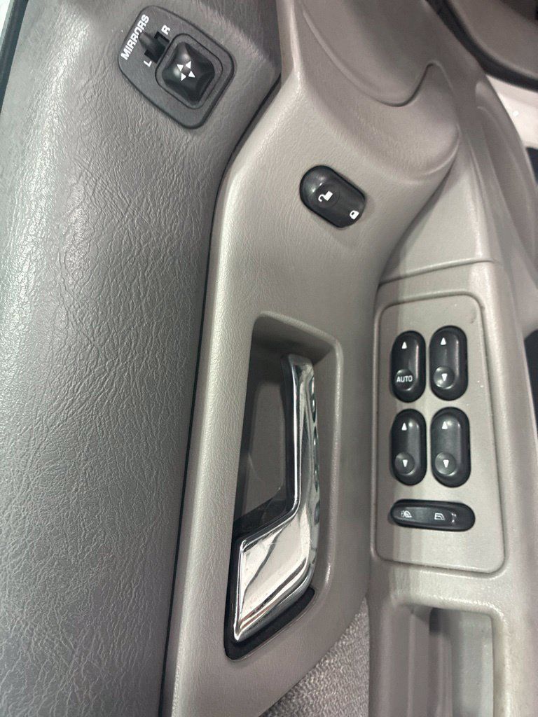 Used 2002 Ford Taurus SE FWD image 12