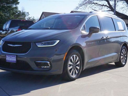 Used 2021 Chrysler Pacifica Touring-L image 7