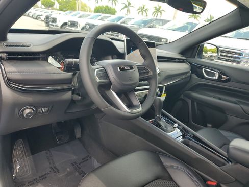 Used 2026 Jeep Compass Latitude AWD/4WD image 13
