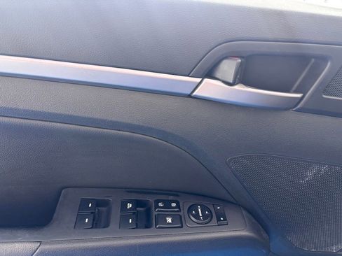Used 2017 Hyundai Elantra Limited FWD image 16