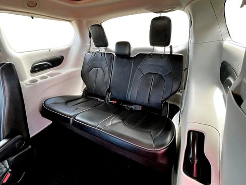 Used 2019 Chrysler Pacifica Limited image 26