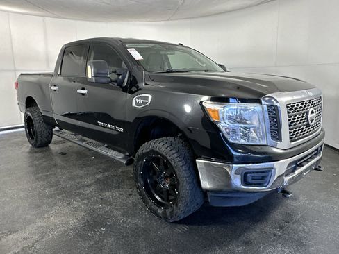 Used 2018 Nissan Titan SV image 2