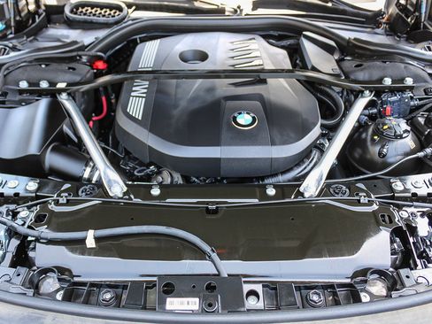 Certified 2025 BMW 740i w/ Premium Package RWD image 27