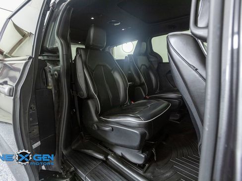 Used 2021 Chrysler Pacifica Limited w/ Uconnect Theater Family Group FWD image 32