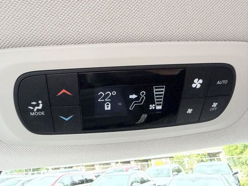 Used 2017 Chrysler Pacifica Touring-L w/ Tire & Wheel Group FWD image 24