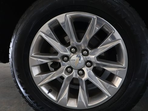 Used 2023 Chevrolet Suburban Premier image 31