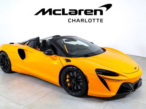 Used 2025 McLaren Artura Spider image 2