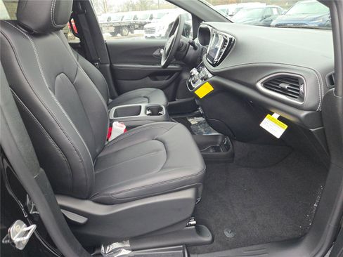 New 2026 Chrysler Pacifica Select image 7