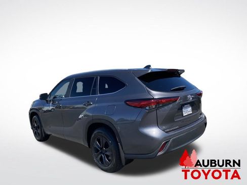 Used 2023 Toyota Highlander XLE AWD/4WD image 5