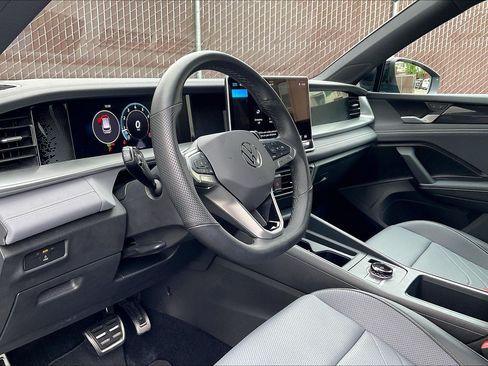 Certified 2025 Volkswagen Tiguan SE R-Line AWD/4WD image 14