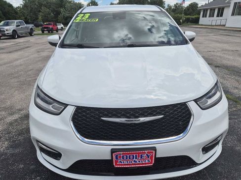 Used 2023 Chrysler Pacifica Touring-L FWD image 3