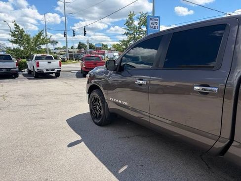 Used 2018 Nissan Titan SV w/ SV Convenience Package AWD/4WD image 4
