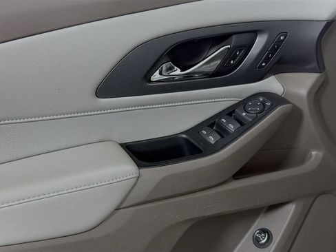 Used 2021 Chevrolet Traverse Premier FWD image 21