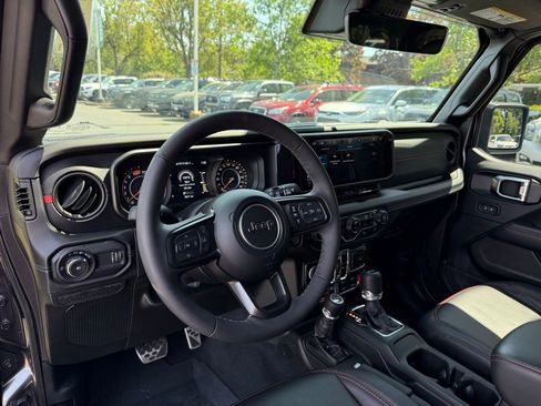 Used 2025 Jeep Wrangler Unlimited Rubicon AWD/4WD image 13