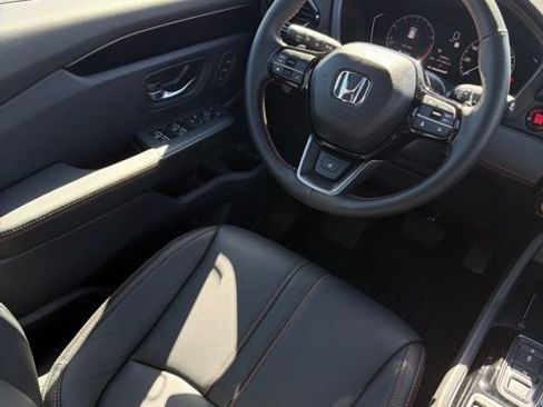 Used 2025 Honda Pilot TrailSport image 11