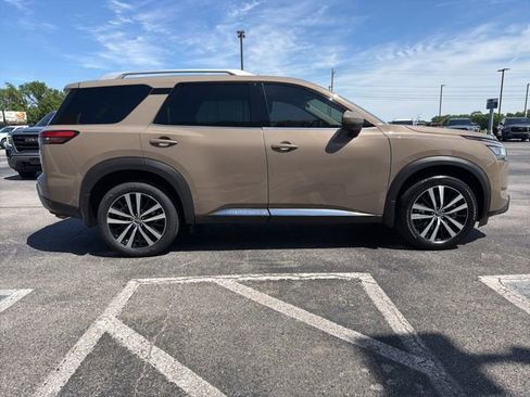 Used 2023 Nissan Pathfinder Platinum w/ Cargo Package AWD/4WD image 4