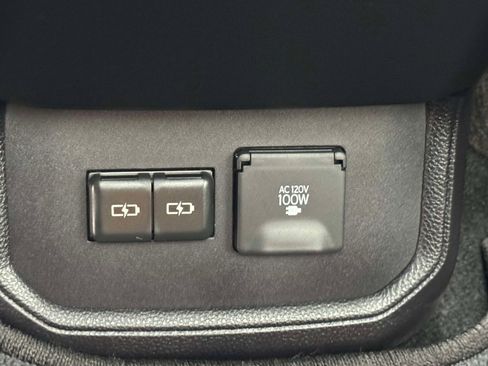 Used 2024 Toyota Highlander Platinum image 26