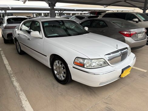 Used 2010 Lincoln Town Car Signature Limited RWD image 1
