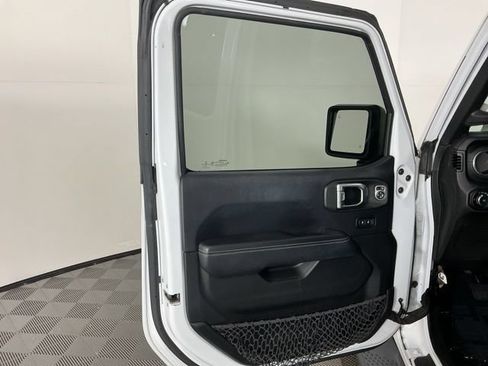 Used 2018 Jeep Wrangler Unlimited Sahara AWD/4WD image 12