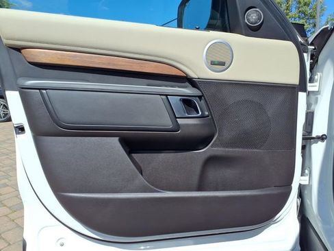 Used 2018 Land Rover Discovery HSE image 21