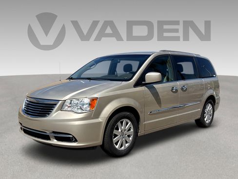 Used 2015 Chrysler Town & Country Touring w/ Driver Convenience Group FWD image 3