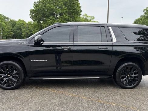 Used 2025 Chevrolet Suburban High Country AWD/4WD image 2